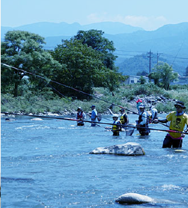 福井の川で釣りをしている風景