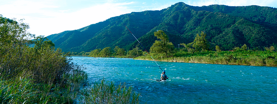 福井の川で釣りをしている風景